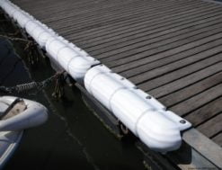Zabezpieczenia do pomostów/nabrzeży z miękkiego tworzywa EVA kształtowanego wtryskowo i wypełnionego - Protezione per pontile 330 mm bianco - Kod. 33.519.38 13